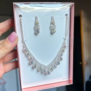 JESSICA McCLINTOCK matching necklace and earrings gift set